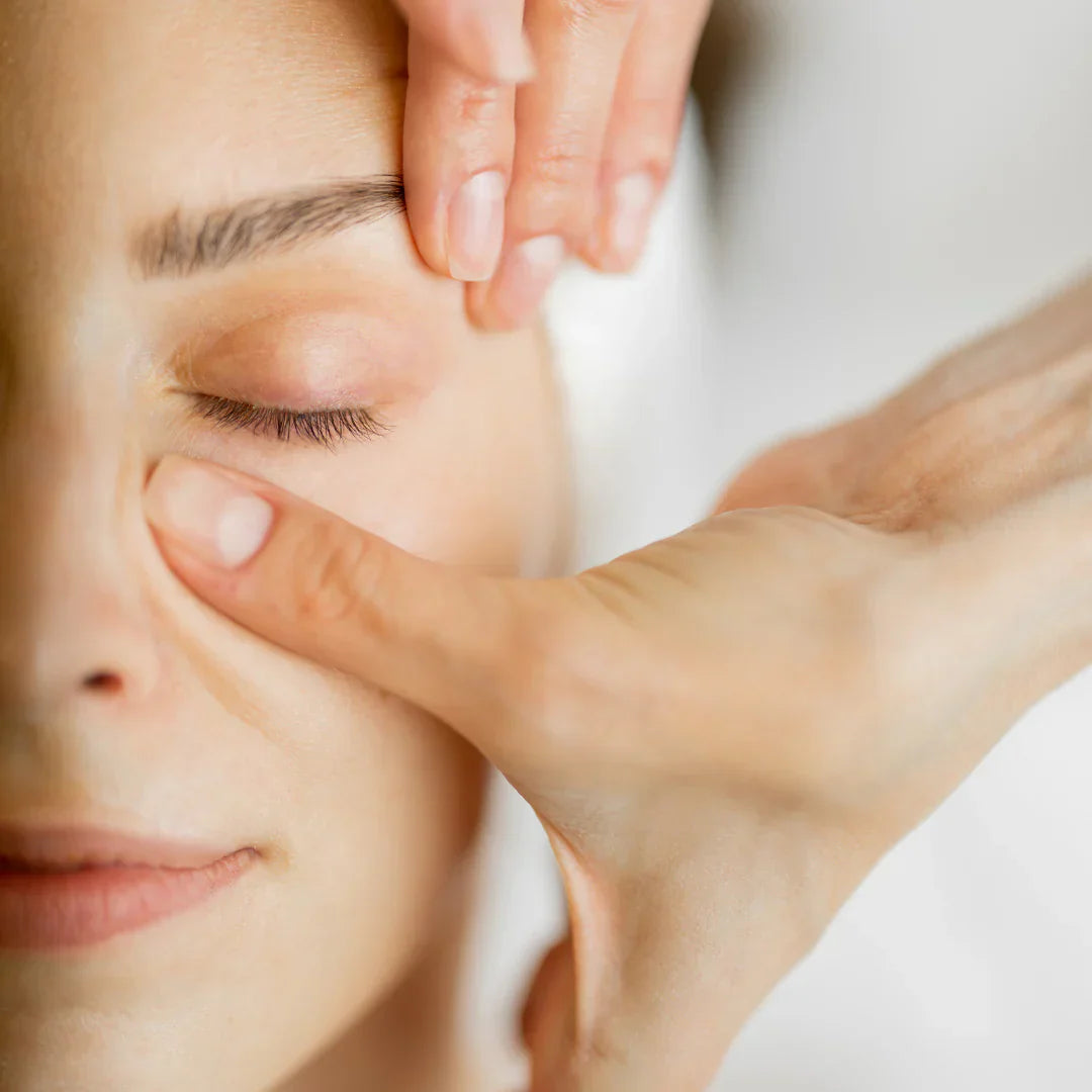 Massage visage : effets prouvés sur l’éclat et la fermeté
