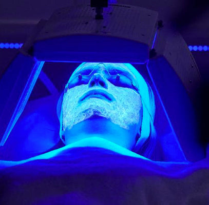 Lumière bleue et violette visage : imperfections et équilibre de la peau