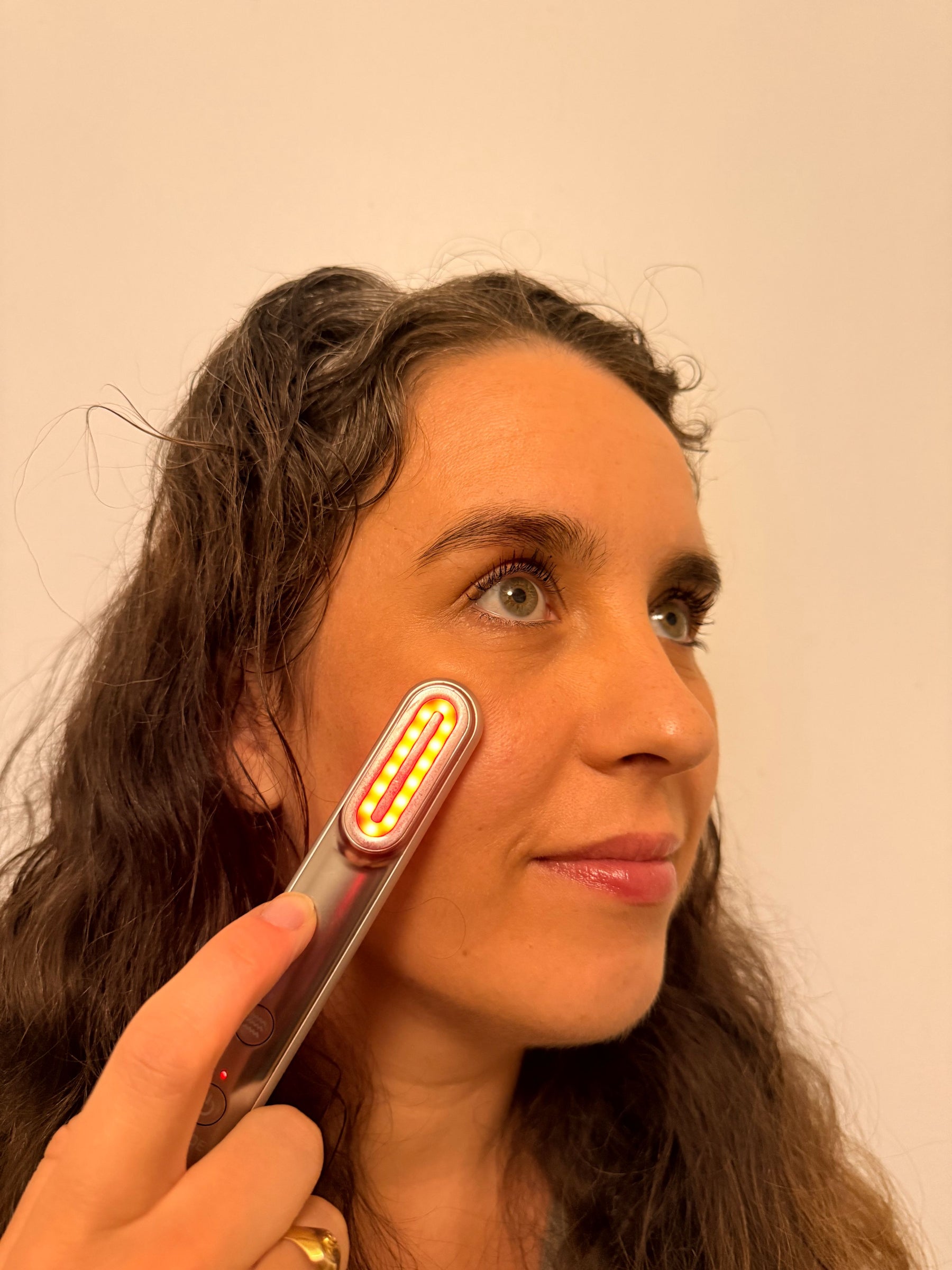 Femme appliquant son maquillage